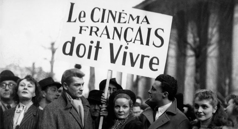 "Le cinéma français doit vivre" est écrit sur une pancarte de manifestation