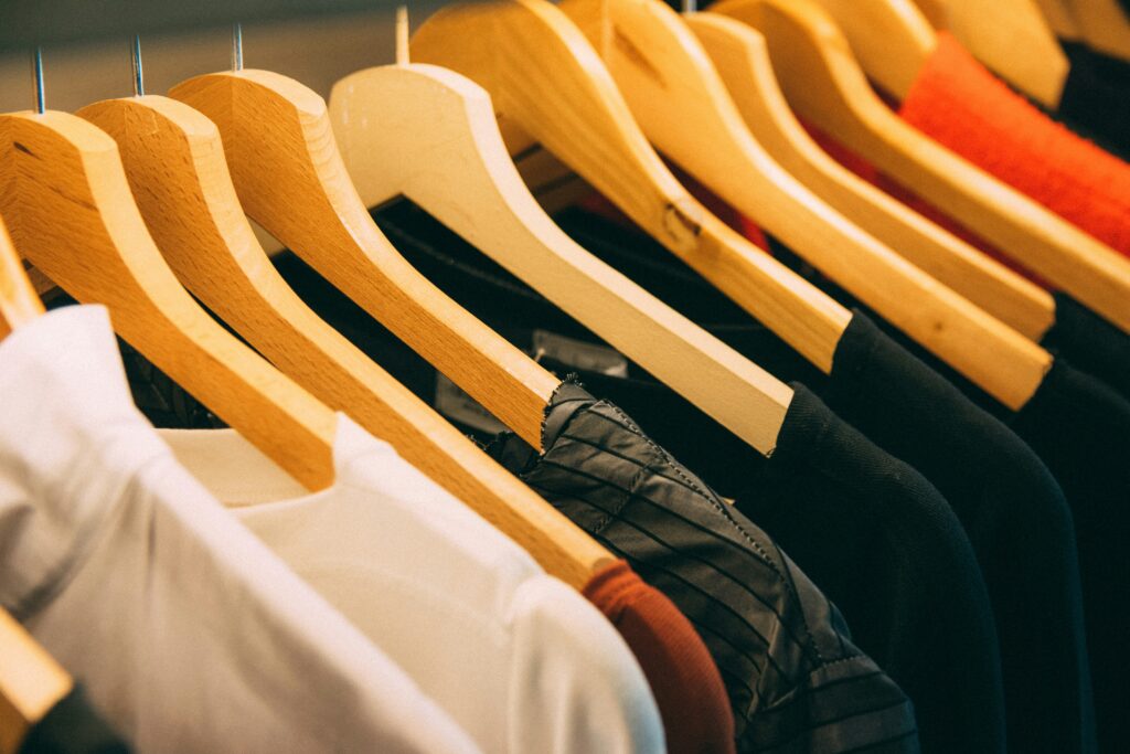 Vêtements sur cintres de seconde main