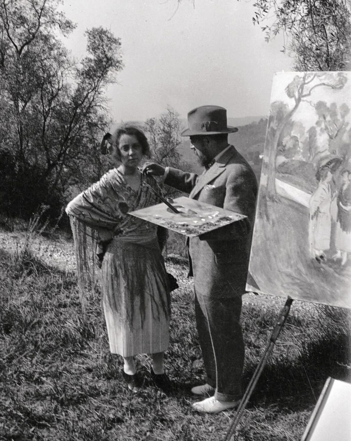 Henri Matisse en plein air peignant un portrait aux côtes de sa fille Marguerite Duthuit-Matisse, tous deux debout dans un paysage naturel, avec une toile sur chevalet.