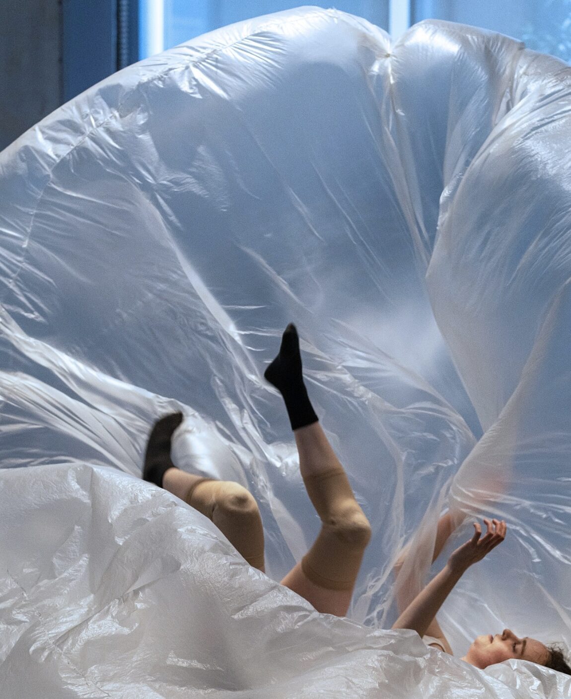 Ouvres contemporaines en écho à l’exposition de Mark Leckey. Chorégraphie artistique réalisée par Emma Pornter avec Guillaume Ferran et Dominic Kiessling.