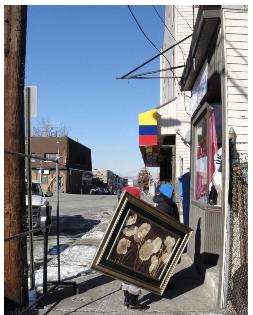 Marcher de l’art (de la série Near SummitSalonHotelJersey), ©Ève K. Tremblay (2014-2025)