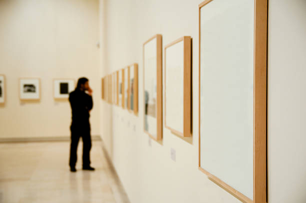 Galerie d'art avec un homme insignifiant flou