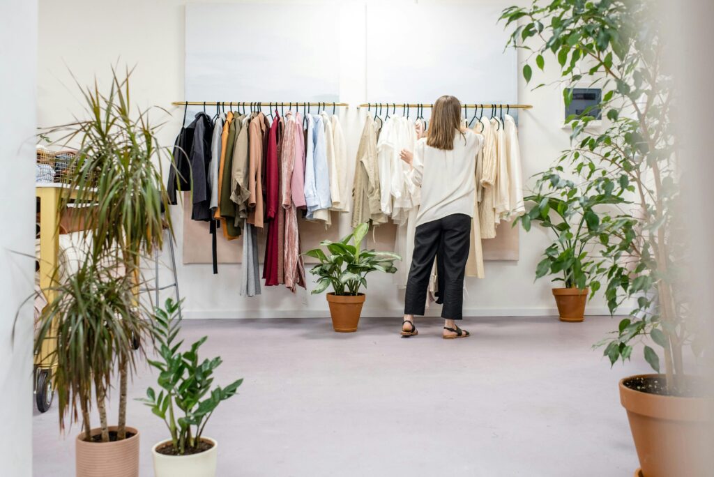 Dame qui fait un choix de vêtements dans un dressing